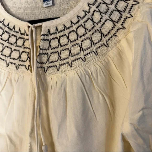 Old Navy Cream Blouse with Black Embroidery - Picture 2 of 5